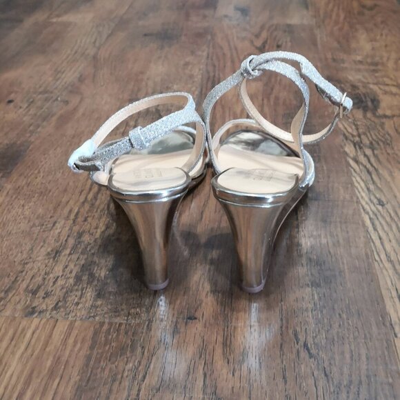 New Badgley Mischka Soft Gold Glitter Strappy Sandals Wedges Size 8 - Picture 3 of 6